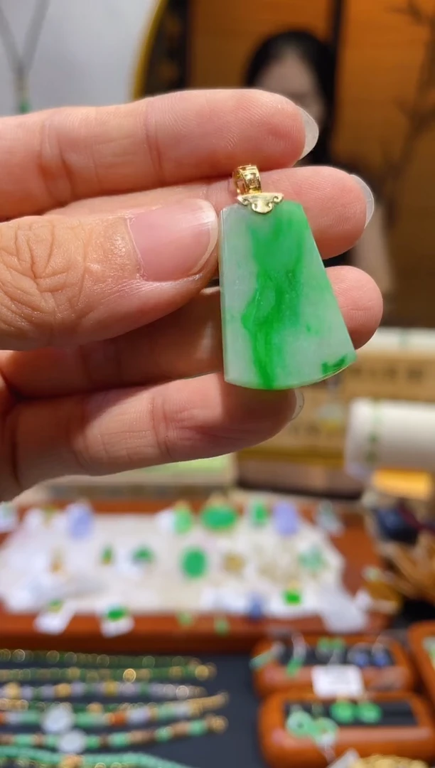 颈饰18K金镶嵌翡翠无事牌