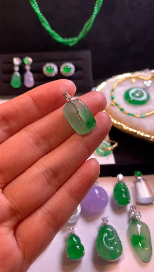 颈饰18K金镶嵌翡翠方糖吊坠