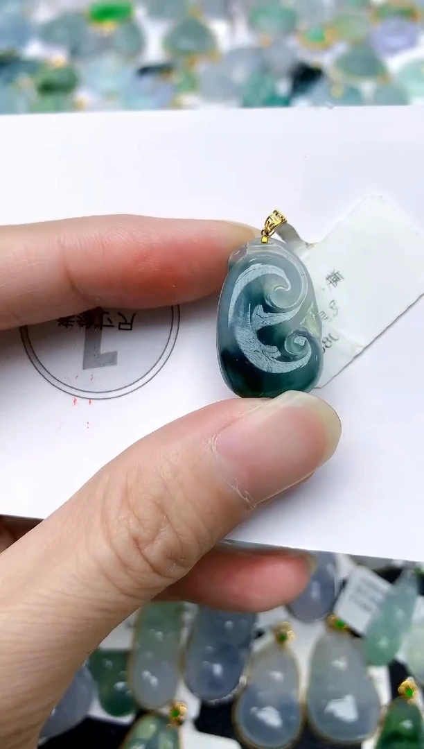 颈饰18K金镶嵌翡翠天然A货翡翠