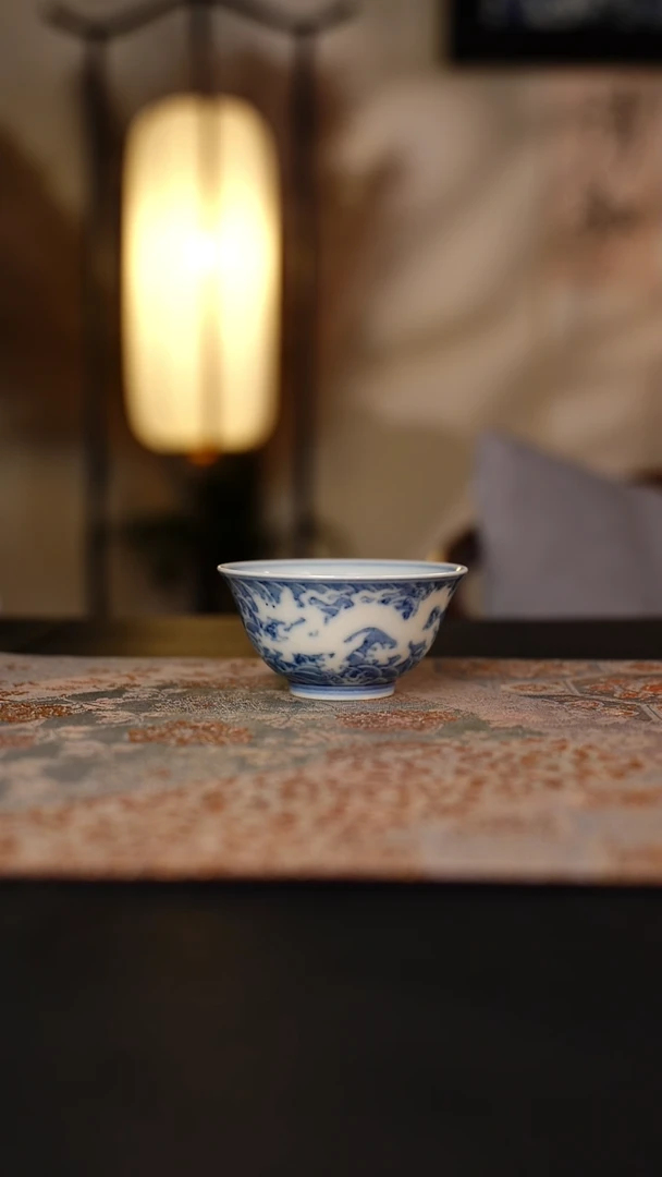 待月观山青花暗刻龙纹撇口杯