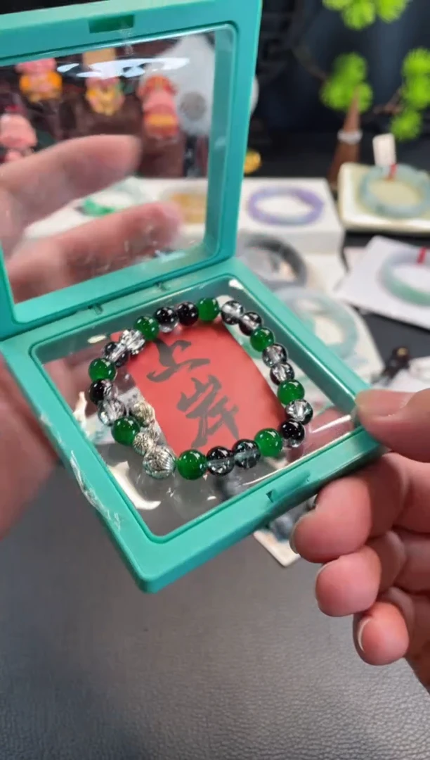 翡翠未镶嵌颈饰小**子有纹裂