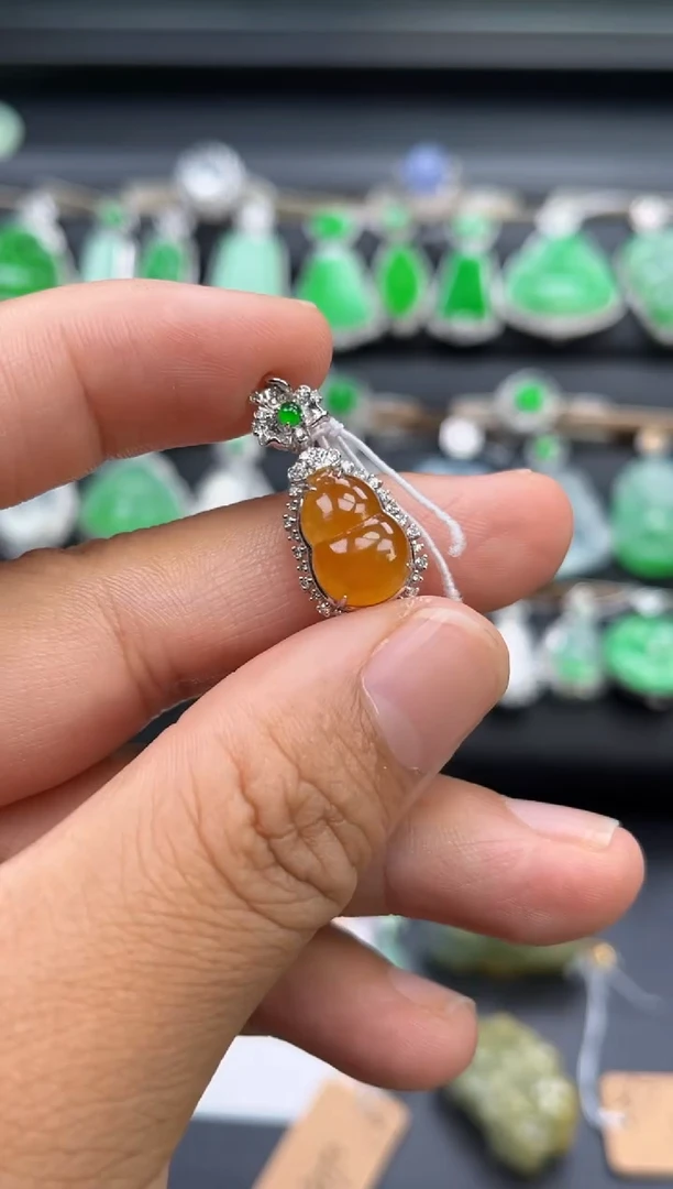 翡翠18K金镶嵌吊坠(不含链)多人