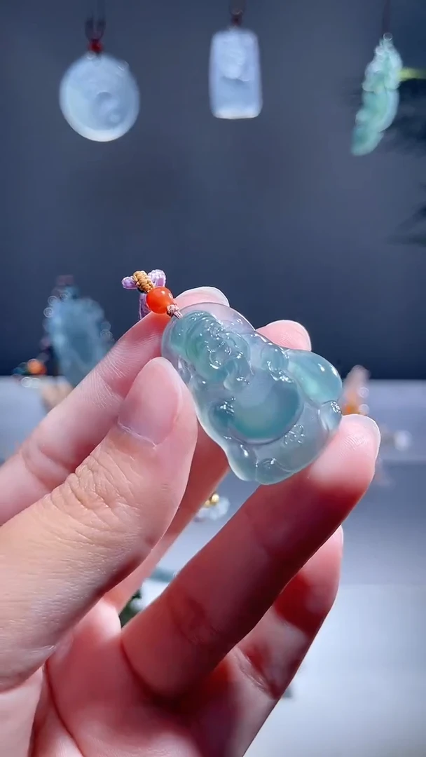 翡翠未镶嵌颈饰财神