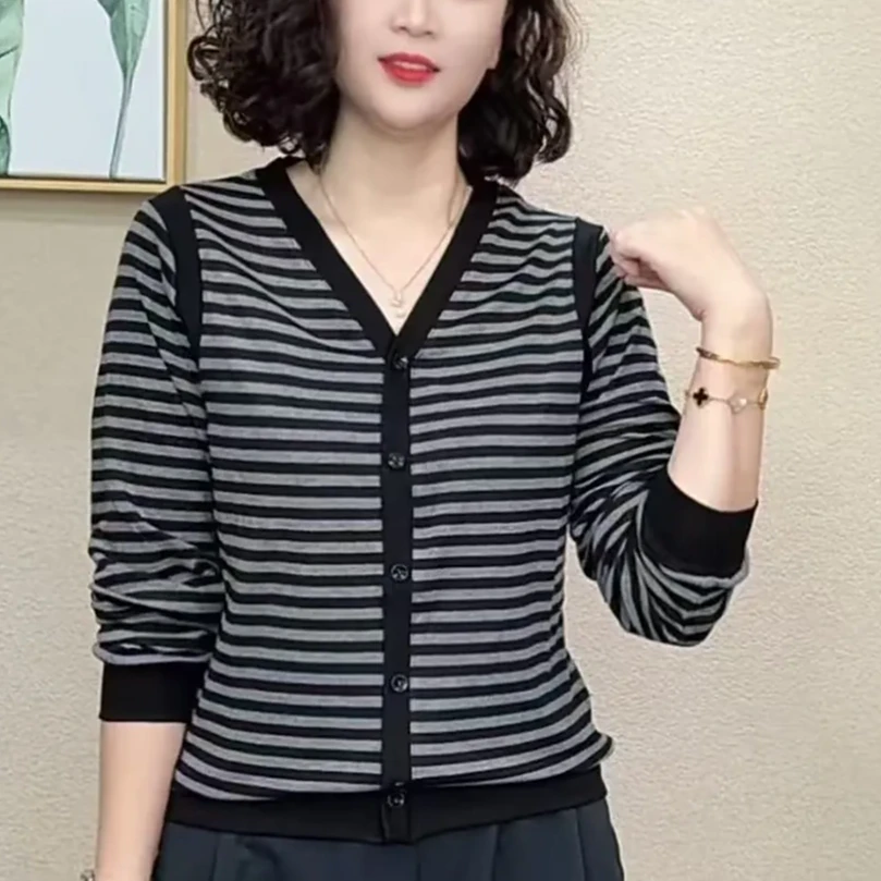 2025秋季新款时尚V领条纹长袖洋气百搭气质减龄显瘦休闲女士上衣