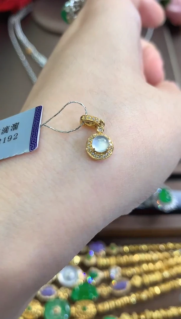 吊坠(不含链)18K金镶嵌翡翠春日珠宝 B3