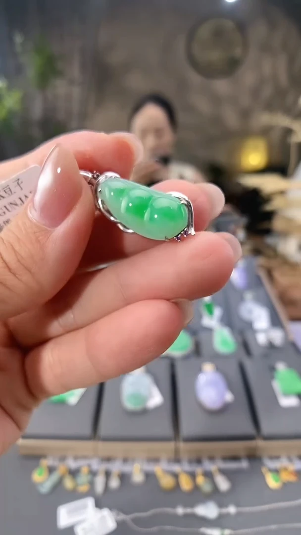 吊坠(不含链)18K金镶嵌翡翠豆子