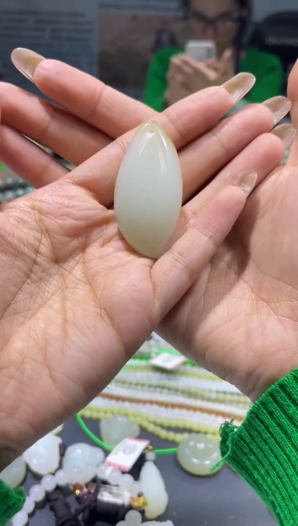 吊坠(赠链)未镶嵌和田玉近况搞清白吊坠（产地直发）