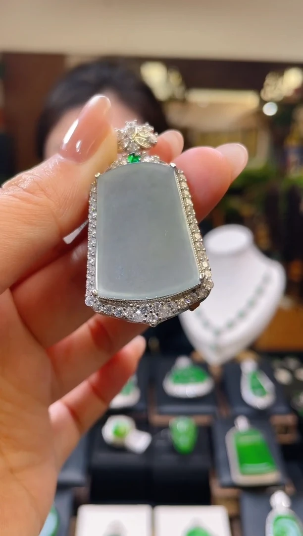 【闪购商品】翡翠吊坠(不含链)未镶嵌多样性发其一