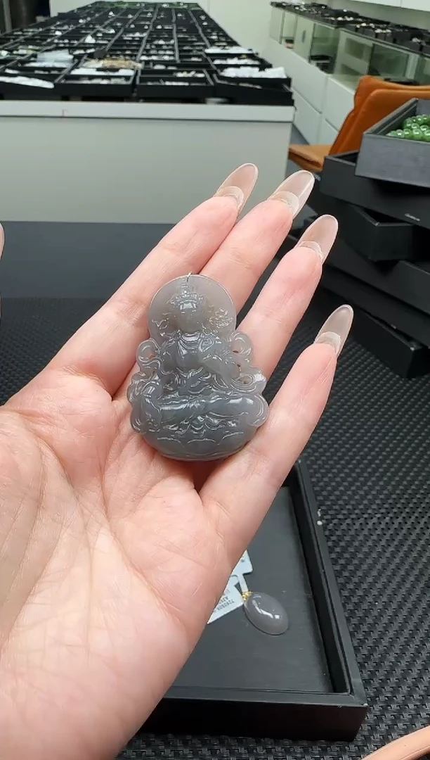 吊坠(不含链)未镶嵌和田玉一个，多样性发一件