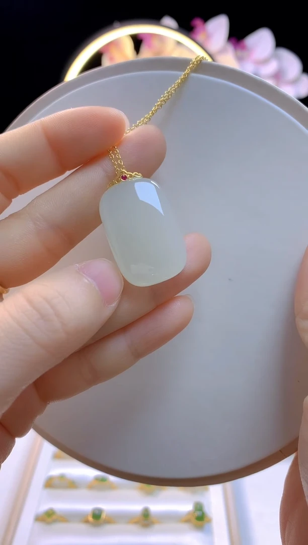 和田玉18K金镶嵌吊坠(赠链)白玉无事牌