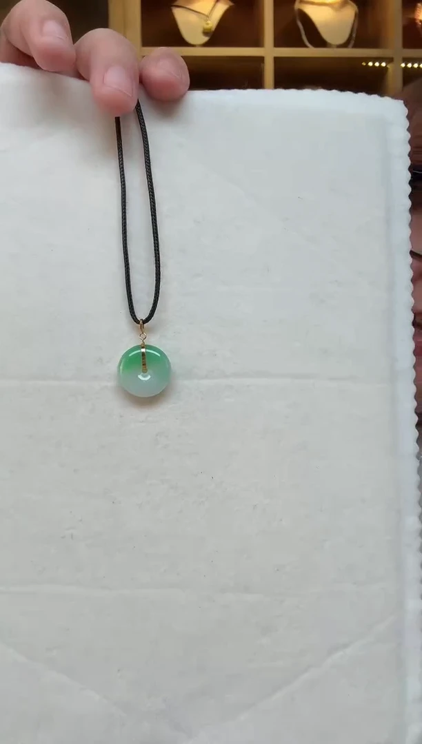 颈饰18K金镶嵌翡翠挂件