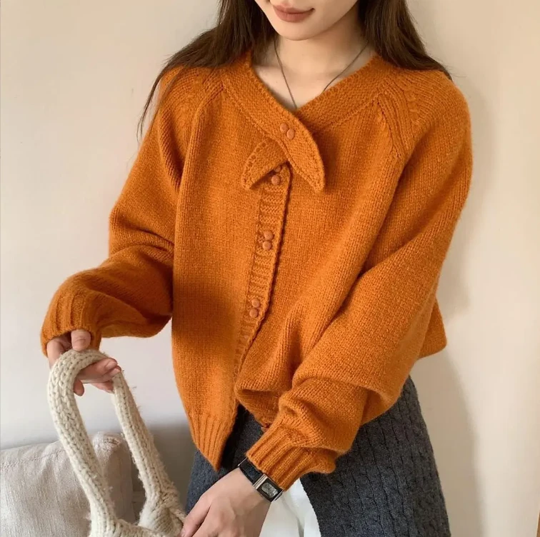 设计感围巾圆领两粒扣毛衣外套女秋冬新款宽松纯色针织开衫上衣