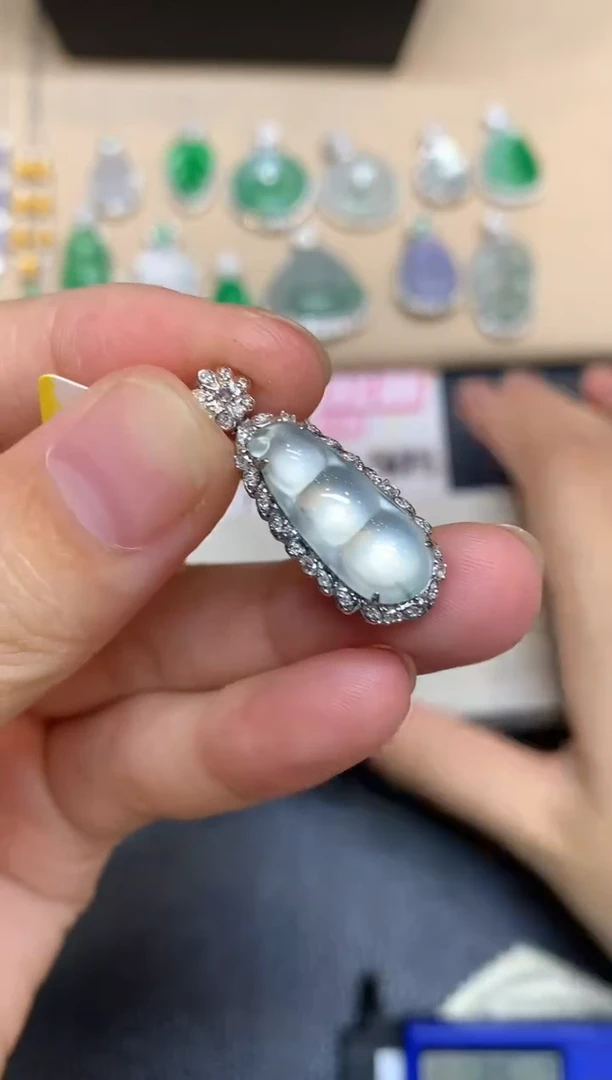 颈饰18K金镶嵌翡翠福豆【无服务费【48小时鉴赏期】