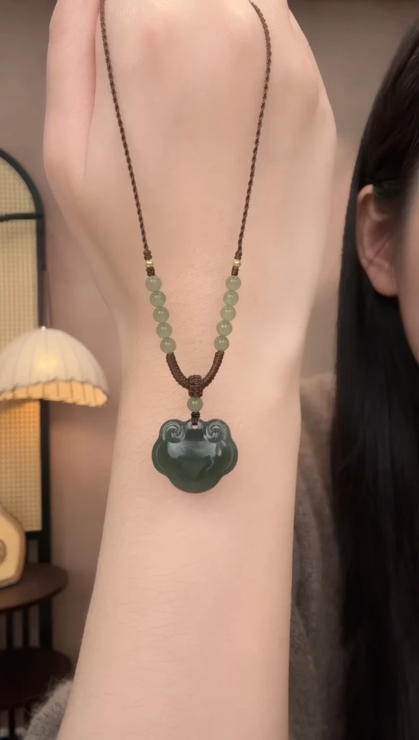 吊坠(赠链)未镶嵌和田玉高冰湖水绿专柜新款胖胖锁21*18*9