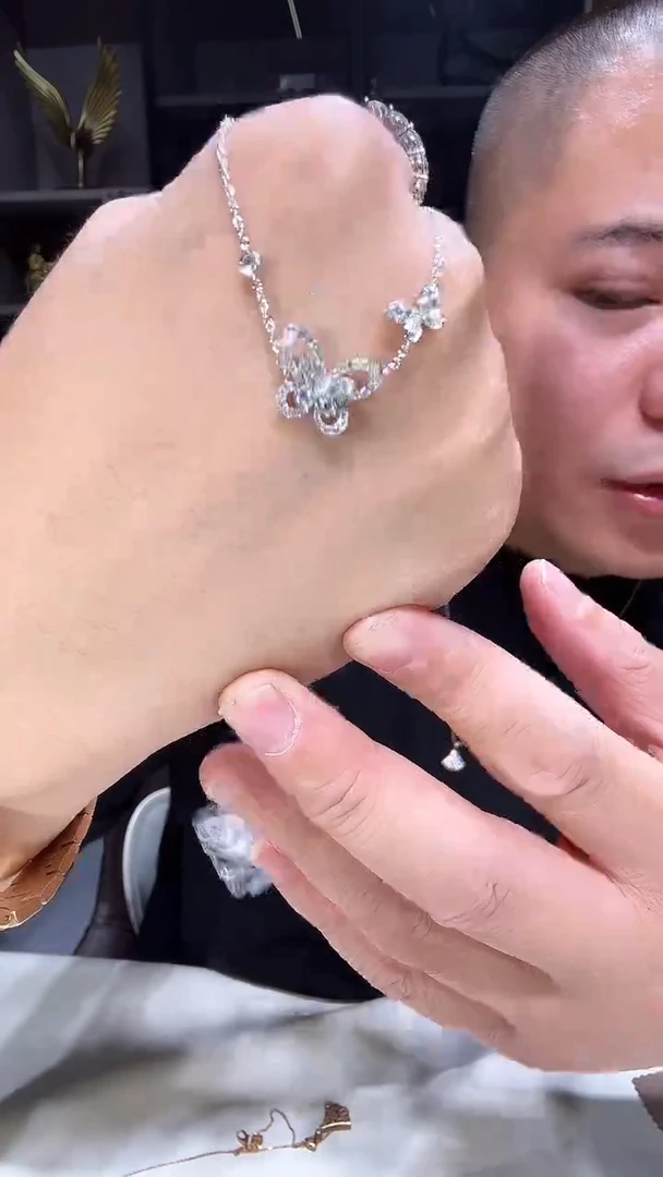 颈饰18K金镶嵌钻石颈饰 18K金镶嵌 钻石