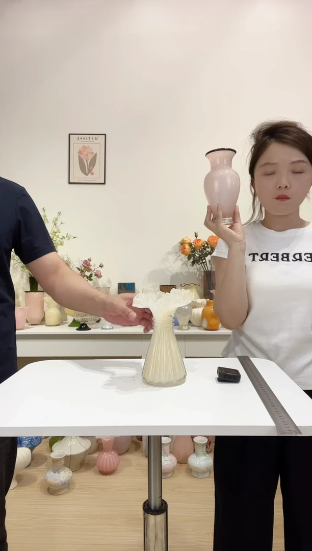 1718奶黄琉璃花瓶