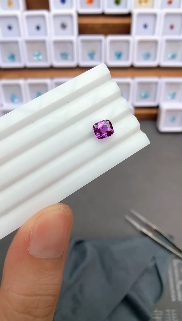 未镶嵌裸石定制蓝宝石1.57ct 老烧紫蓝宝