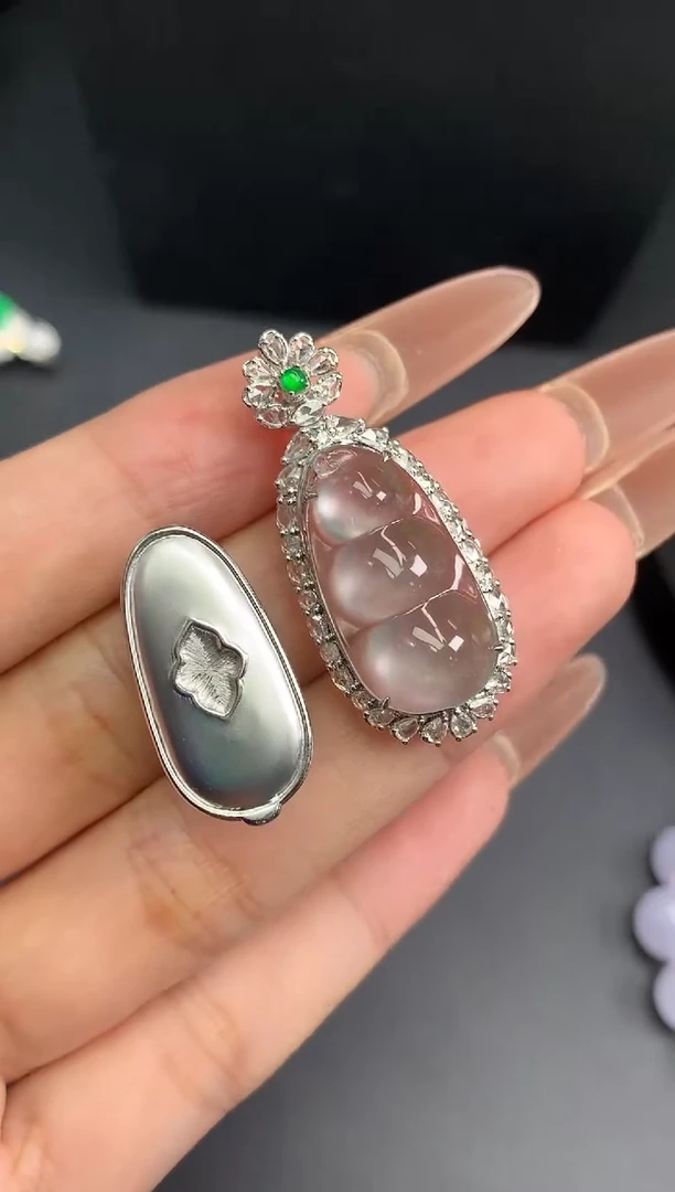 颈饰18K金镶嵌翡翠豆子