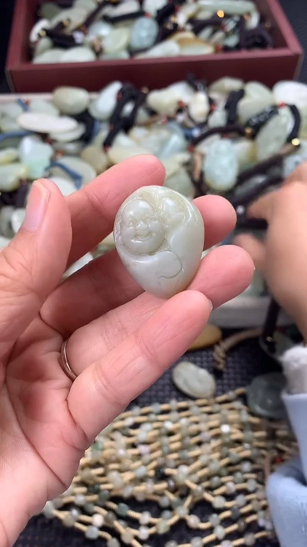 颈饰未镶嵌和田玉（多样性发一件）没有证书有瑕