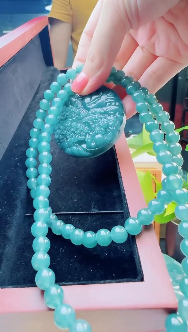 翡翠未镶嵌颈饰多样性发货其中一件