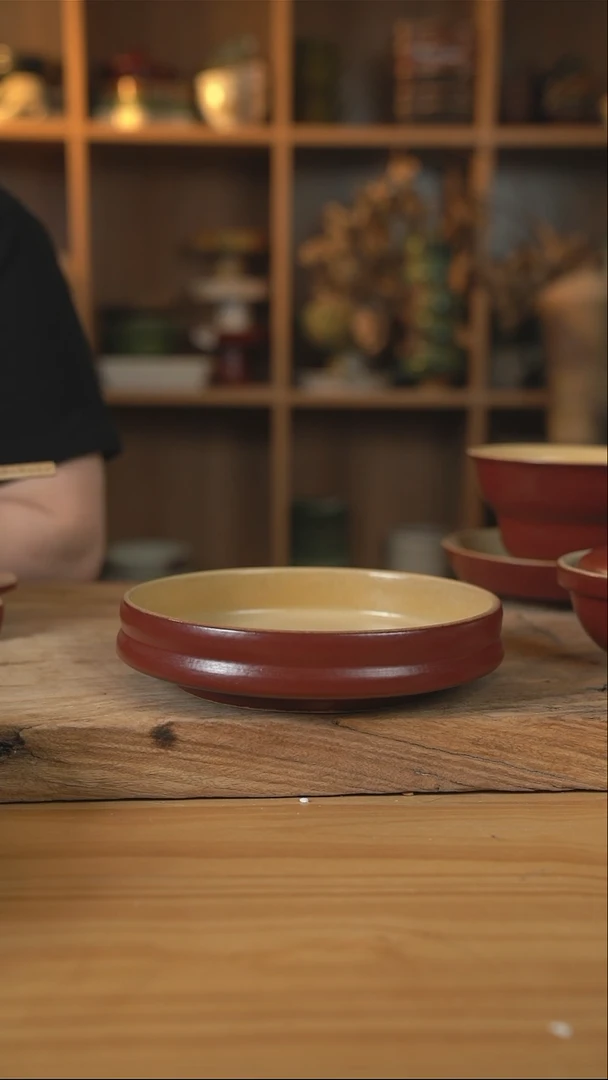 复古红色的8英寸折腰盘