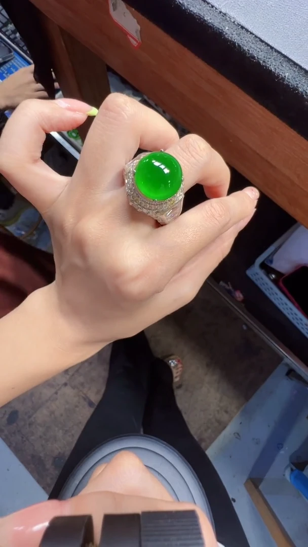 未镶嵌定制翡翠翡翠A货有轻微色差属于正常现象，蛋面多样性发货1
