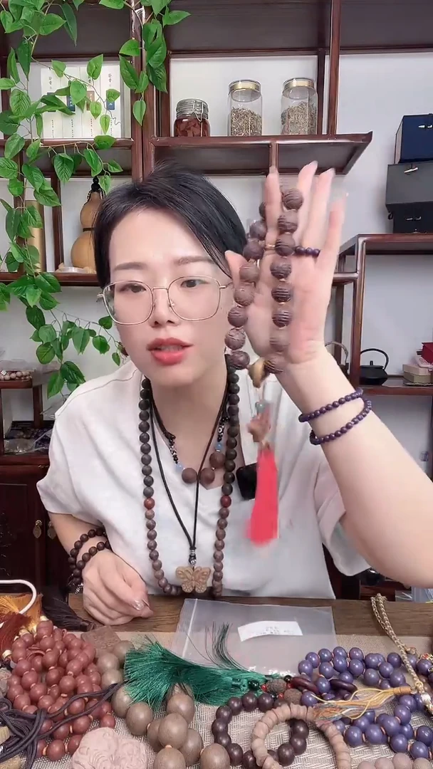 泥塑五香丸的手持