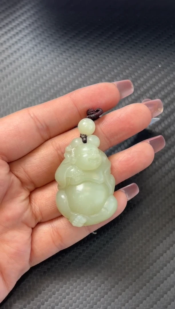 吊坠(赠链)未镶嵌和田玉且末微色差迪克兰二细