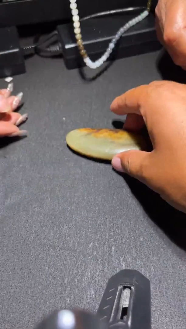 未镶嵌和田玉（糖玉）挂件和田玉