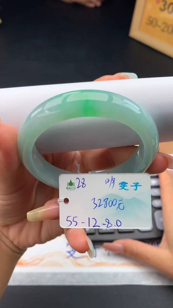 未镶嵌手镯翡翠自带#送人#，联系客服核对地址~