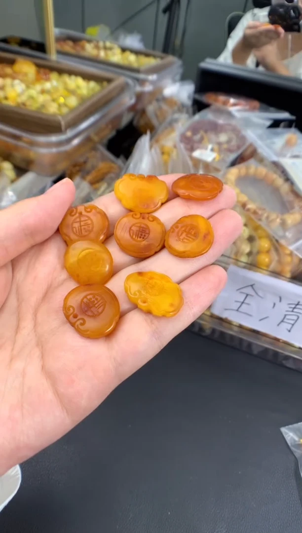 蜜蜡未镶嵌珠宝奇石多样性发一件