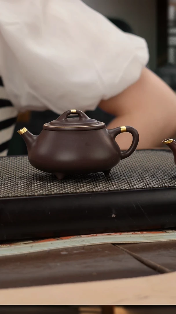 茶壶紫砂四号井茄皮紫泥描金逸瓢160cc