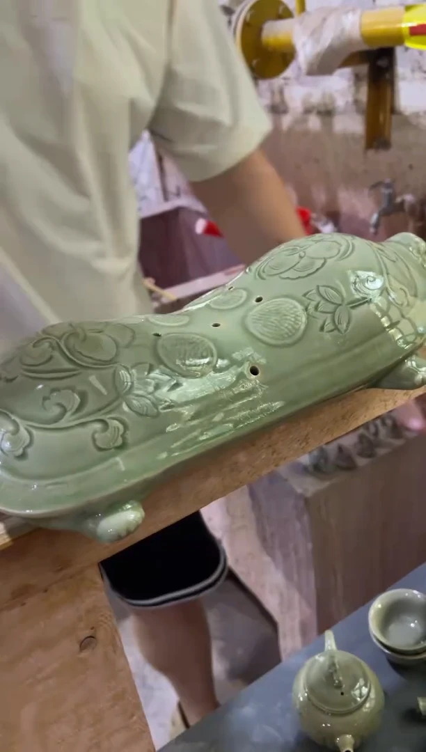 耀州窑青瓷长寿龟枕头