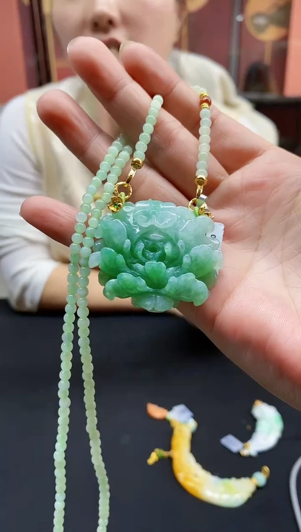 颈饰未镶嵌翡翠吊坠