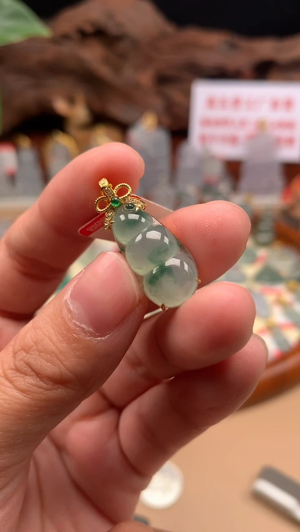 【闪购商品】翡翠吊坠(不含链)18K金镶嵌豆子