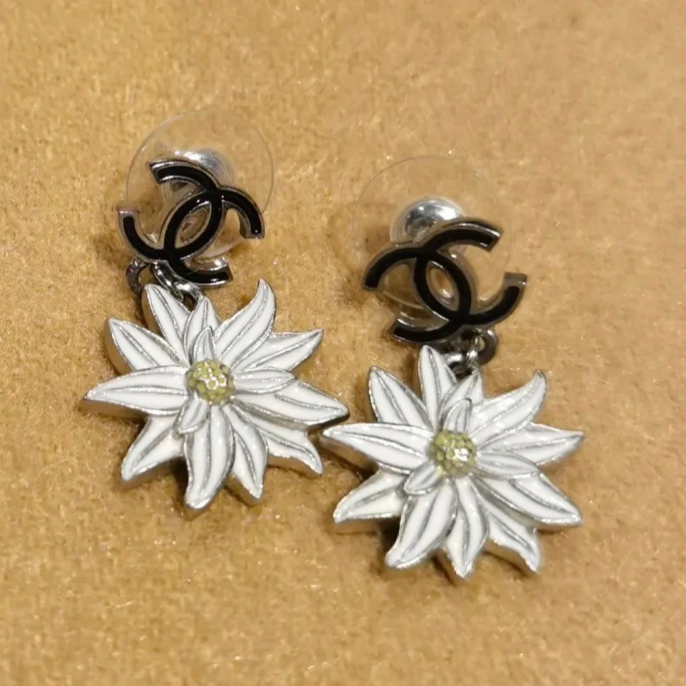 99新 Chanel/香奈儿 耳环时尚气质简约百搭小雏菊