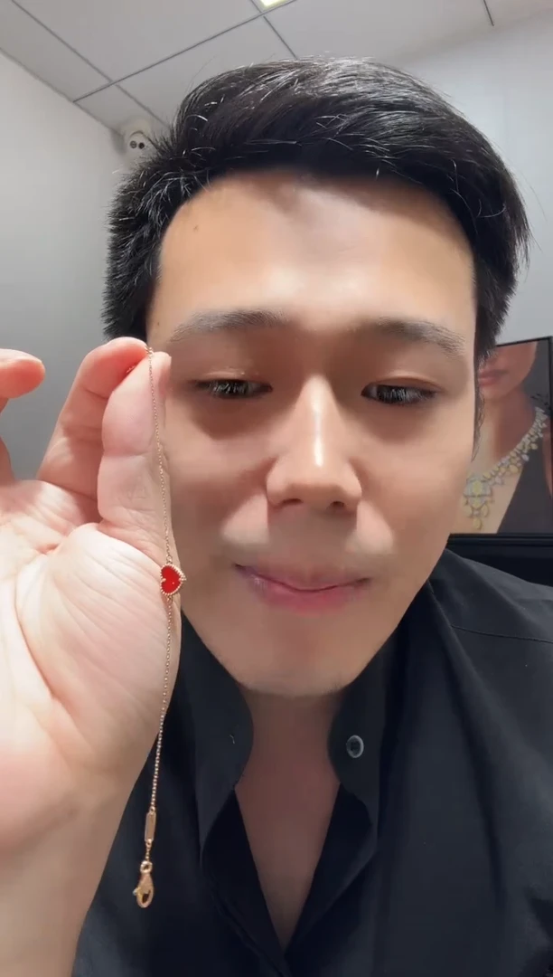 18K金镶嵌手链玛瑙/玉髓红色爱心手链