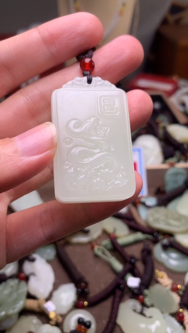 玉新疆料青海料清水保护神吊坠