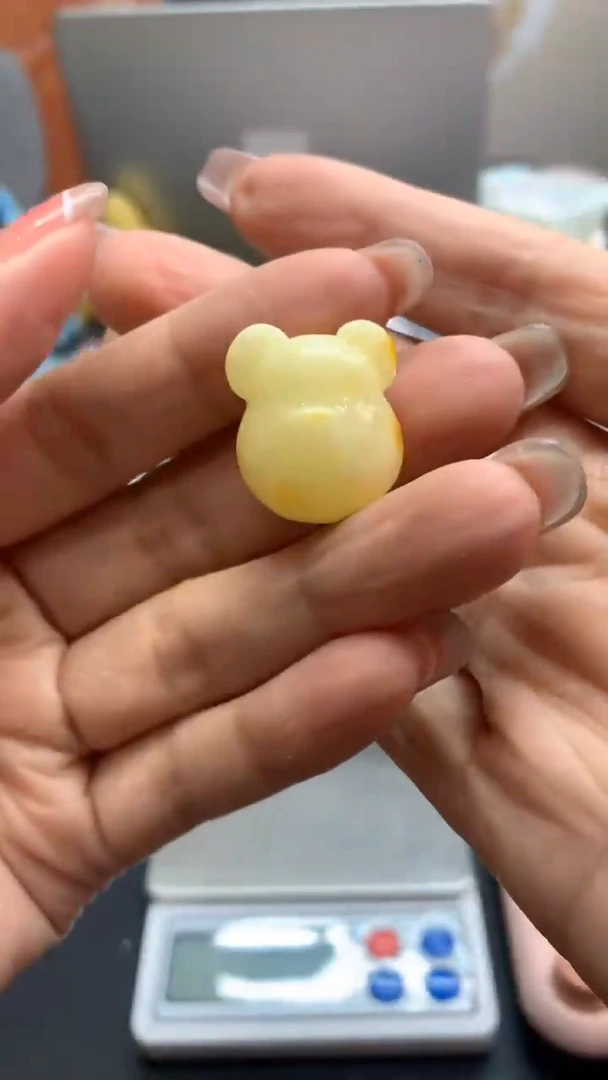 未镶嵌琥珀珠宝奇石240