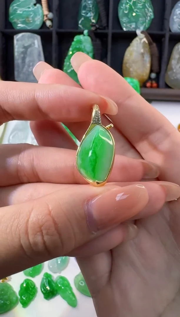 颈饰18K金镶嵌翡翠缅甸A货翡翠