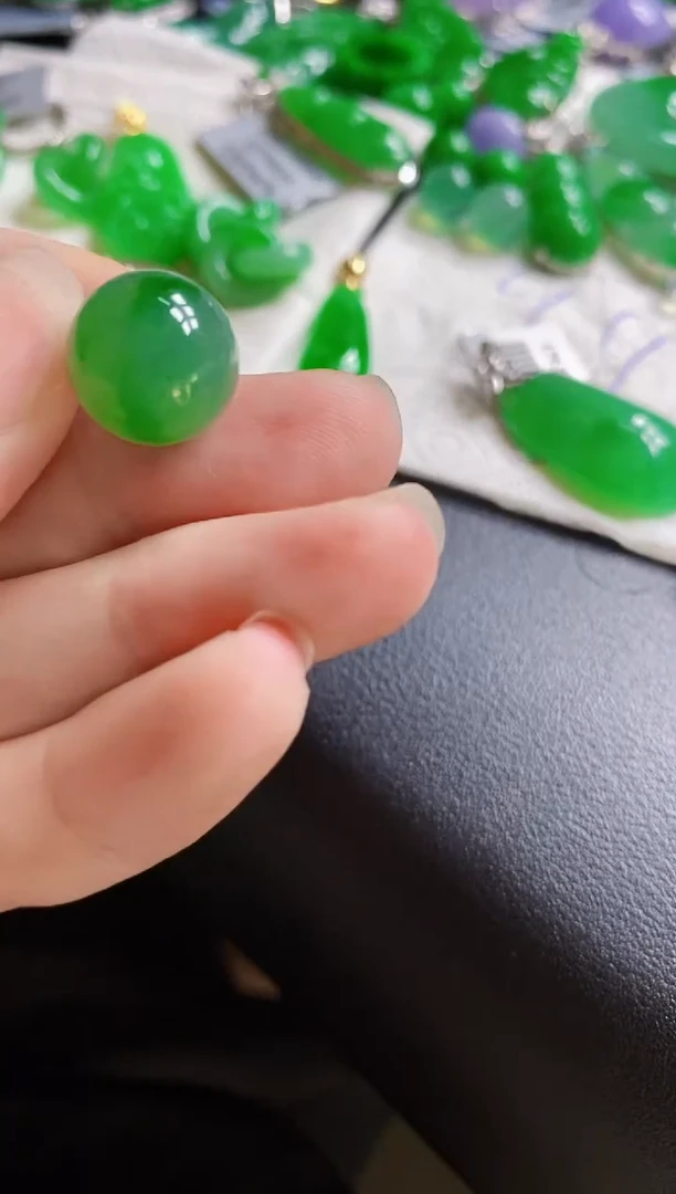 颈饰18K金镶嵌翡翠珠子