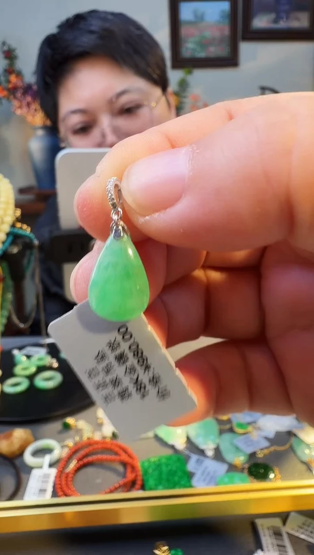 颈饰18K金镶嵌翡翠吊坠