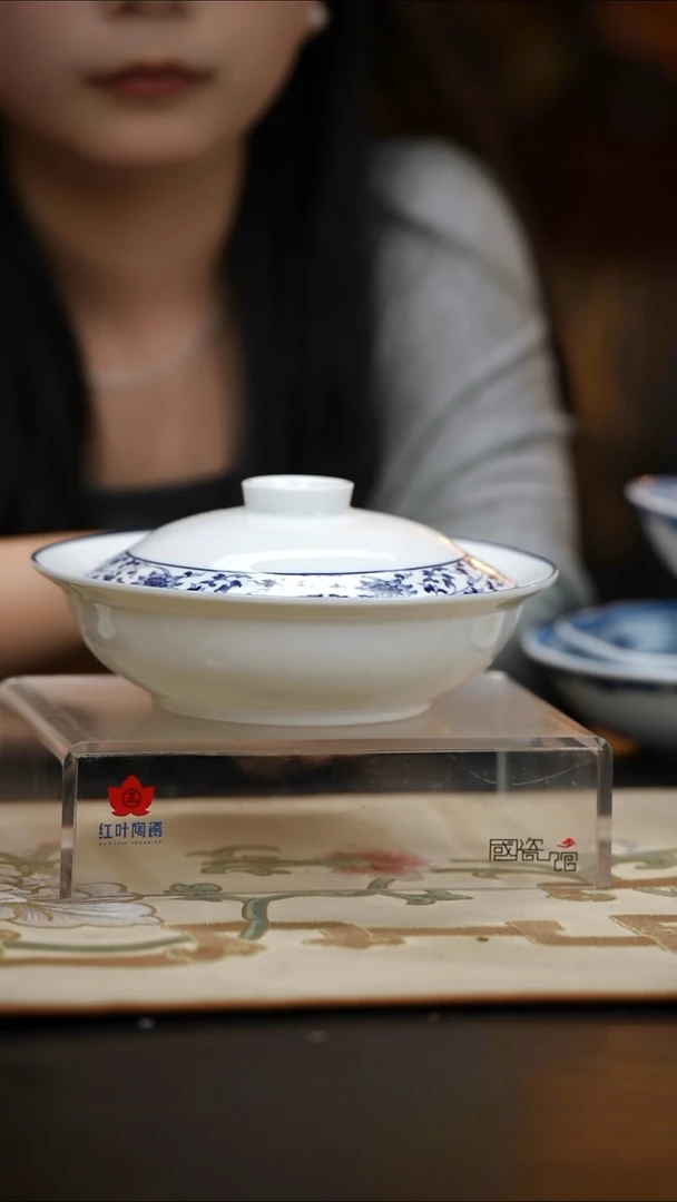 2个微瑕古韵缠枝8英寸金架盖碗