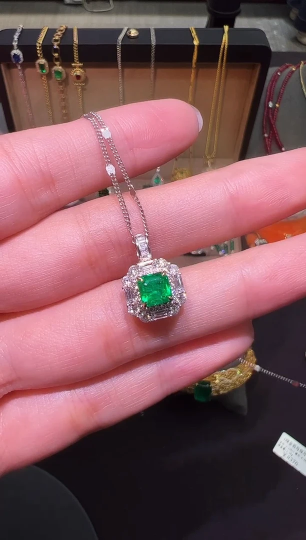 颈饰18K金镶嵌祖母绿0.88ct