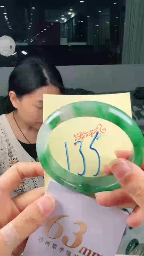 未镶嵌手镯石英质玉（非洲翠）有天然洒金亮片/矿点/棉线135