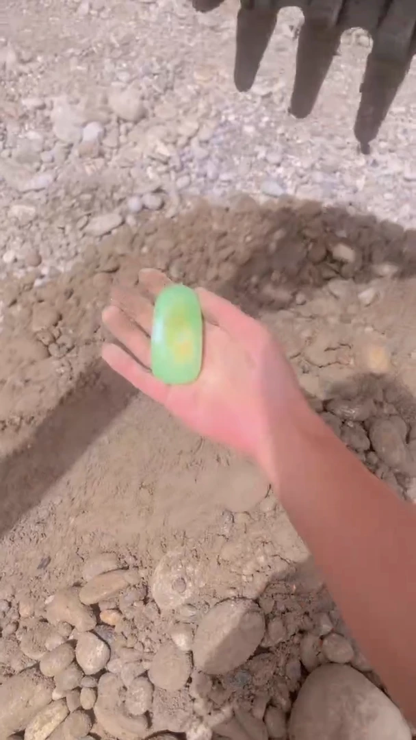 透闪石质玉未镶嵌珠宝奇石透闪石质玉，未镶嵌珠宝奇石