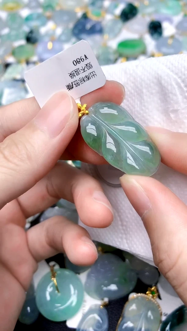 颈饰18K金镶嵌翡翠天然A货翡翠