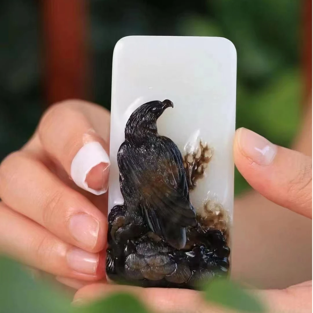 新疆和田玉精品黑皮老鹰牌