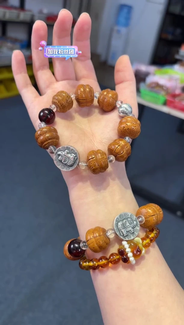 琥珀颈饰未镶嵌    奶嘴葫芦【血珀】单圈