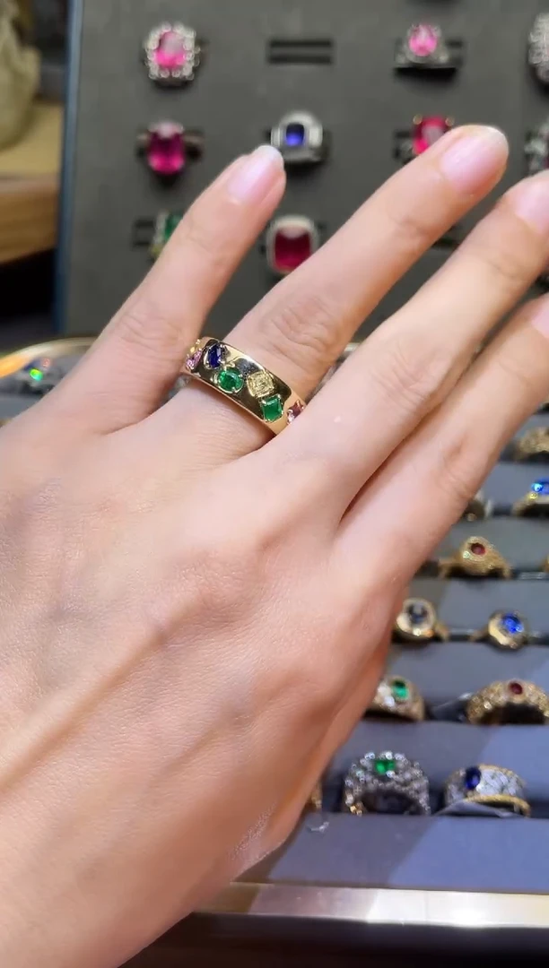 祖母绿戒指18K金镶嵌多宝戒指